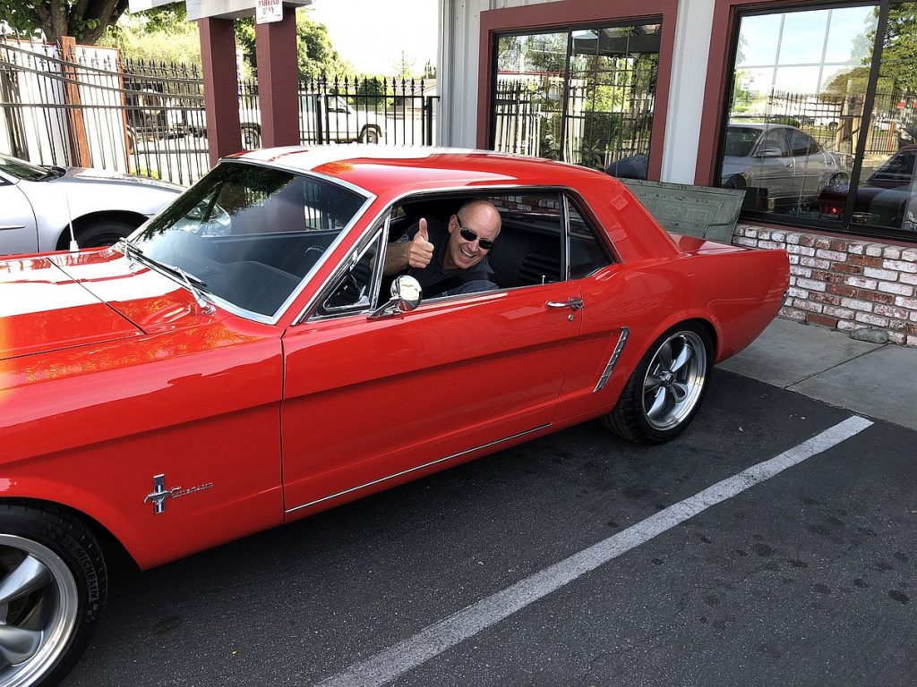 happy driver thumbs up - 1965 Ford Mustang - red - dual racing stripes